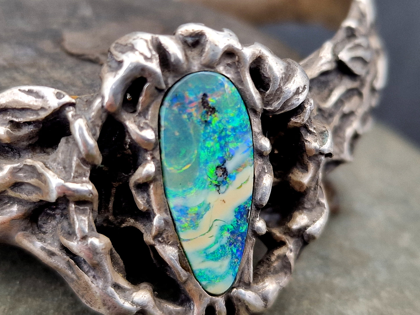 Armspange mit Boulder Opal aus 925er Silber, Organisches Design, Unikat, Handarbeit