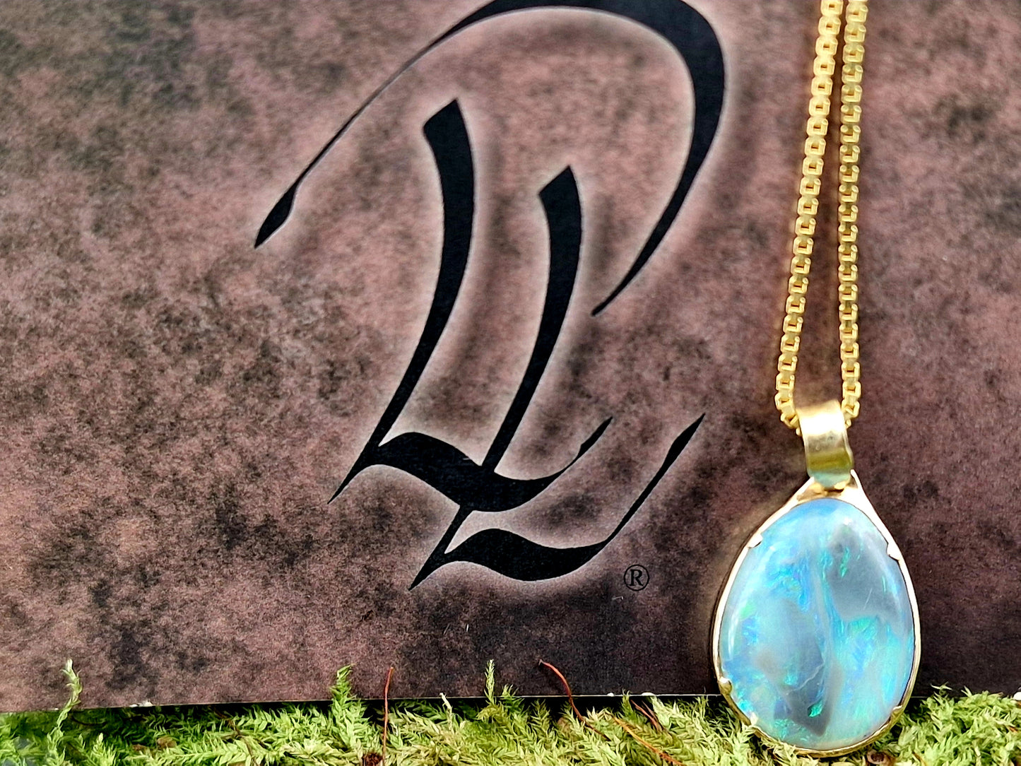 LeoLars-PABE Lightning Ridge Opal Anhänger aus 585er Gelbgold, Opal - Semi Chrystal mit blau-grünem Opalfeuer, 18,2x14,2mm, beidseitig, Unikat, Handarbeit