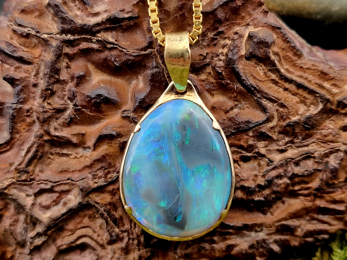 LeoLars-PABE Lightning Ridge Opal Anhänger aus 585er Gelbgold, Opal - Semi Chrystal mit blau-grünem Opalfeuer, 18,2x14,2mm, beidseitig, Unikat, Handarbeit