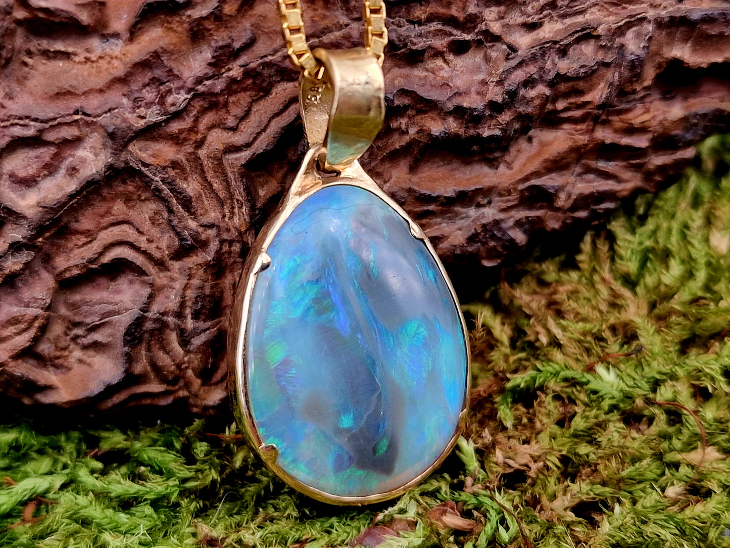 LeoLars-PABE Lightning Ridge Opal Anhänger aus 585er Gelbgold, Opal - Semi Chrystal mit blau-grünem Opalfeuer, 18,2x14,2mm, beidseitig, Unikat, Handarbeit