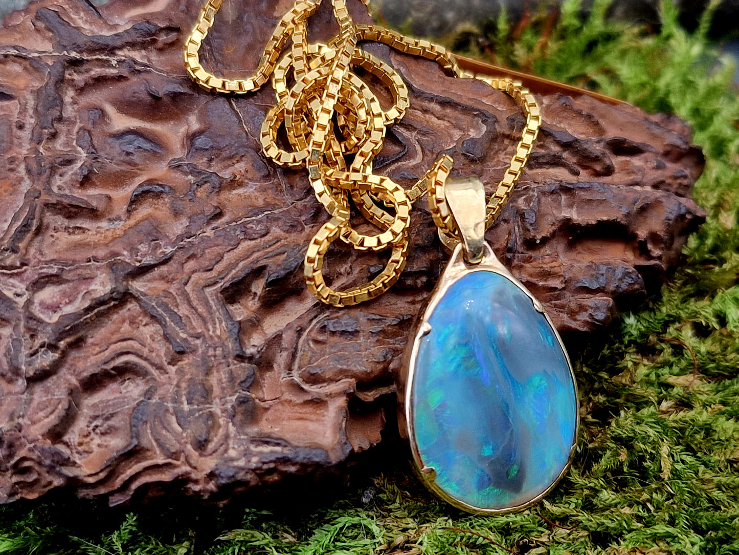 LeoLars-PABE Lightning Ridge Opal Anhänger aus 585er Gelbgold, Opal - Semi Chrystal mit blau-grünem Opalfeuer, 18,2x14,2mm, beidseitig, Unikat, Handarbeit