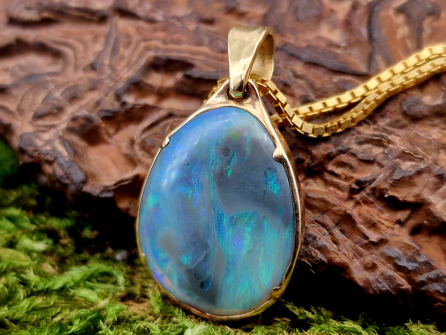 LeoLars-PABE Lightning Ridge Opal Anhänger aus 585er Gelbgold, Opal - Semi Chrystal mit blau-grünem Opalfeuer, 18,2x14,2mm, beidseitig, Unikat, Handarbeit