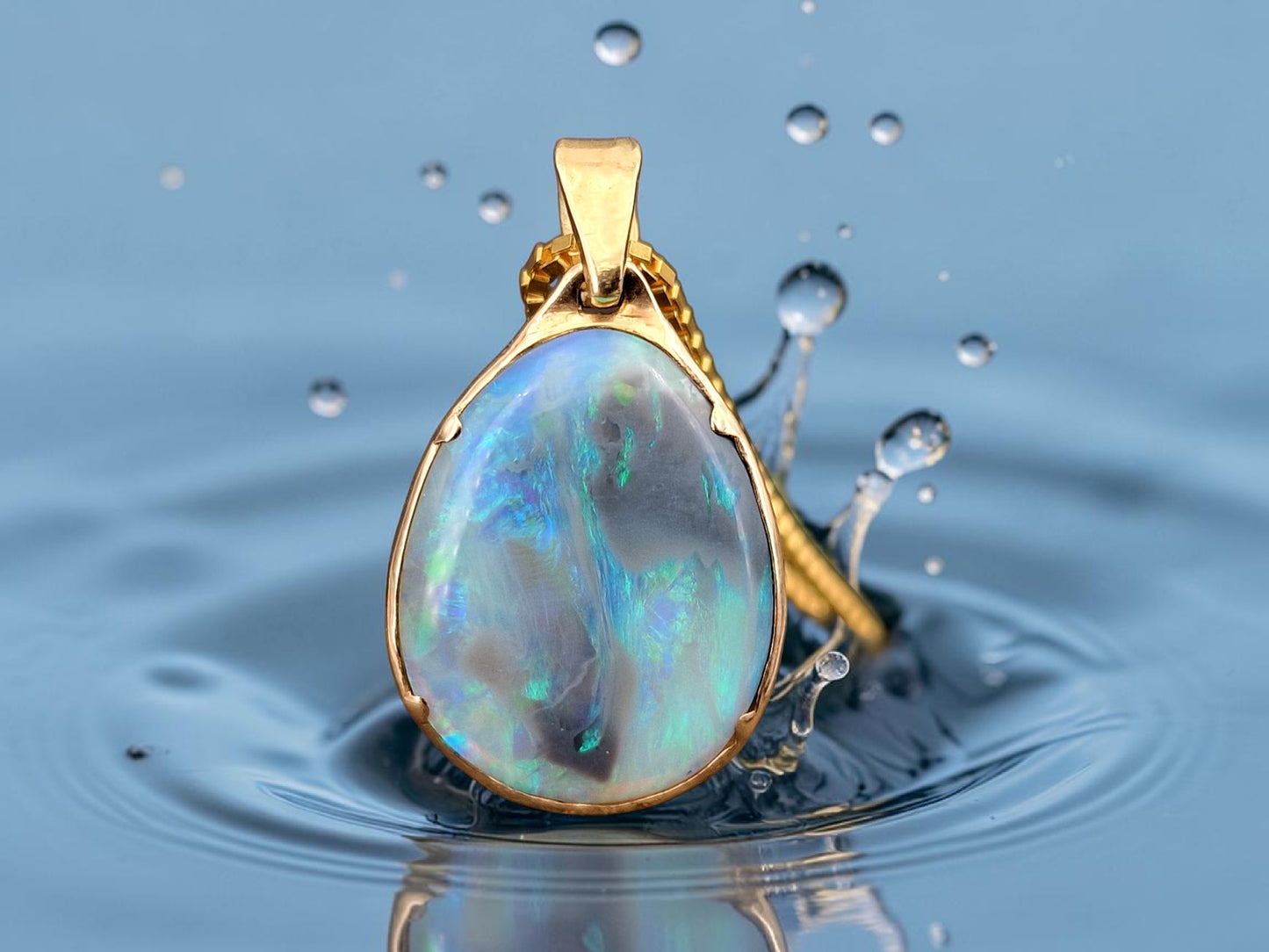 LeoLars-PABE Lightning Ridge Opal Anhänger aus 585er Gelbgold, Opal - Semi Chrystal mit blau-grünem Opalfeuer, 18,2x14,2mm, beidseitig, Unikat, Handarbeit
