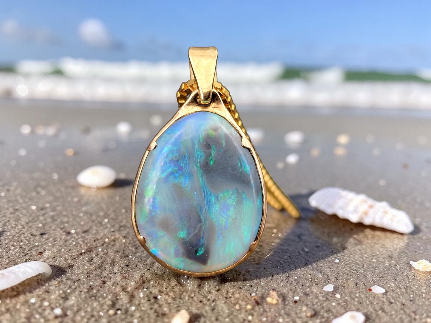 LeoLars-PABE Lightning Ridge Opal Anhänger aus 585er Gelbgold, Opal - Semi Chrystal mit blau-grünem Opalfeuer, 18,2x14,2mm, beidseitig, Unikat, Handarbeit