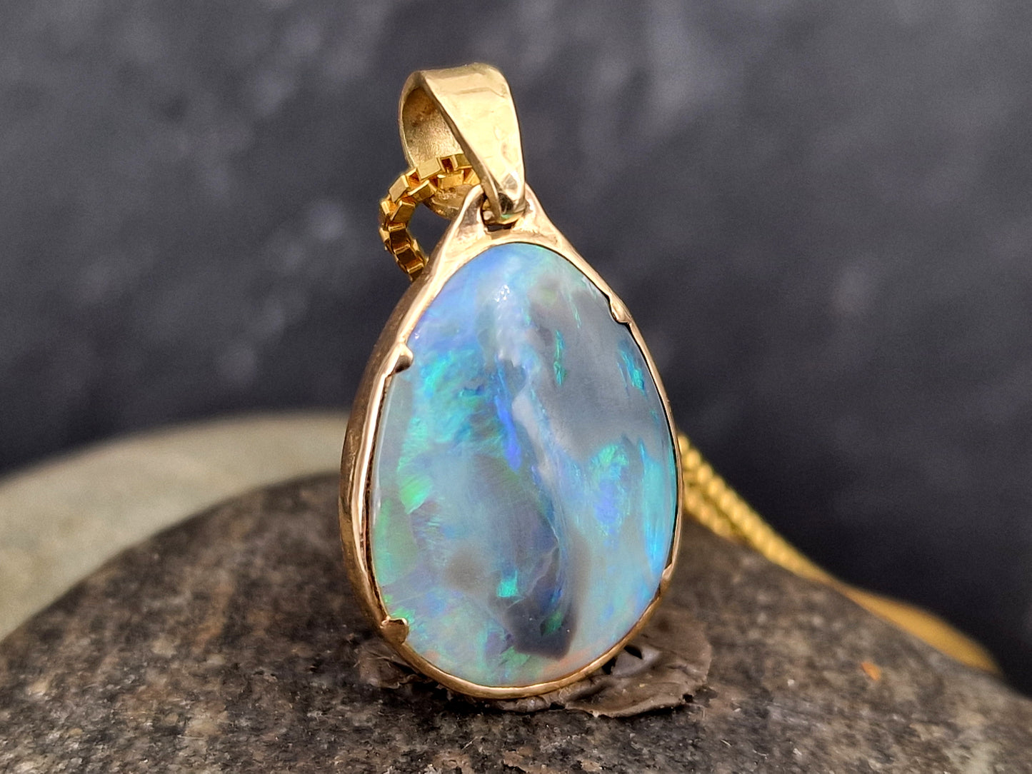 LeoLars-PABE Lightning Ridge Opal Anhänger aus 585er Gelbgold, Opal - Semi Chrystal mit blau-grünem Opalfeuer, 18,2x14,2mm, beidseitig, Unikat, Handarbeit
