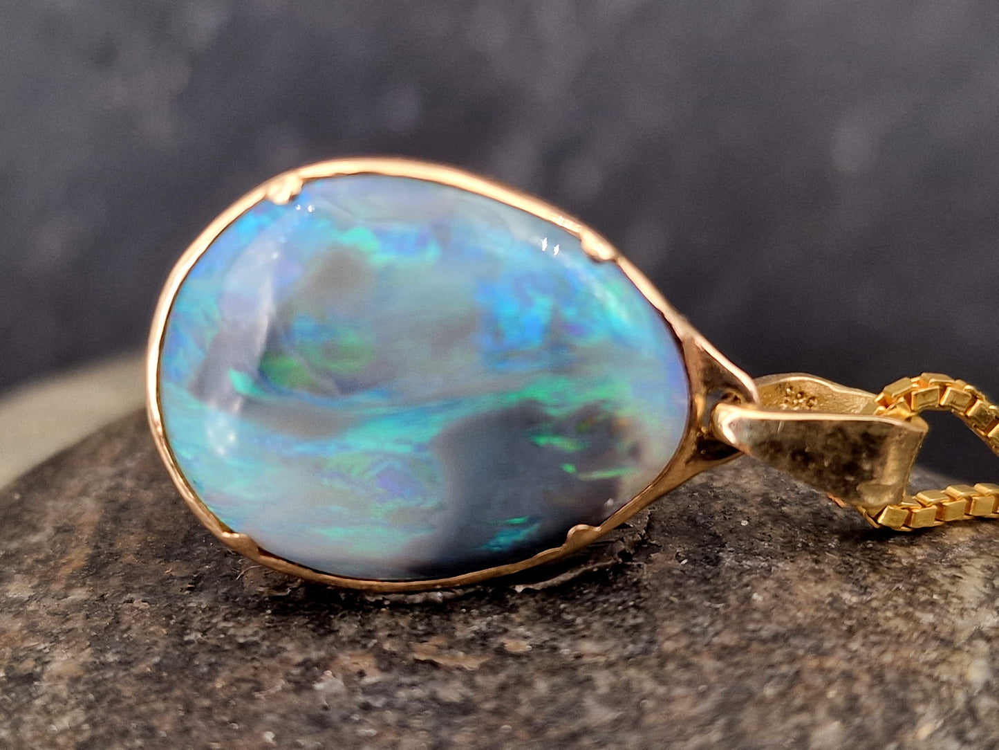LeoLars-PABE Lightning Ridge Opal Anhänger aus 585er Gelbgold, Opal - Semi Chrystal mit blau-grünem Opalfeuer, 18,2x14,2mm, beidseitig, Unikat, Handarbeit