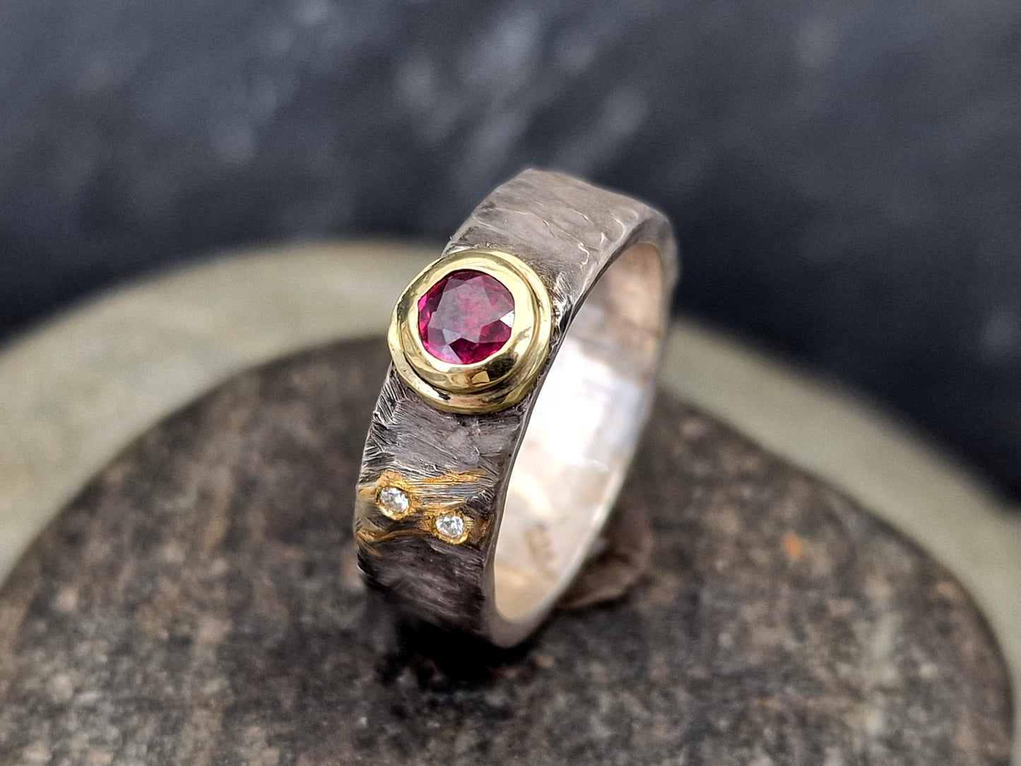 LeoLars-PABE Rubin Design Ring, Gr.55-56, aus 925er Silber mit Goldfassung und zwei Diamanten, teilgeschwärzt, Unikat, Handarbeit