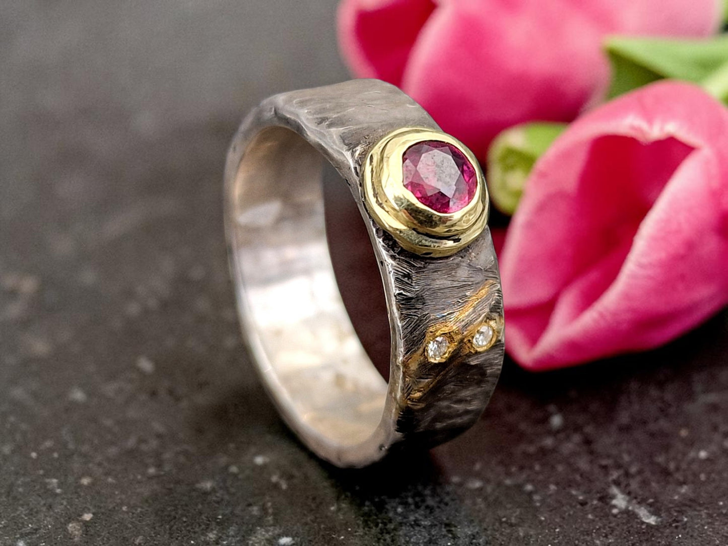 LeoLars-PABE Rubin Design Ring, Gr.55-56, aus 925er Silber mit Goldfassung und zwei Diamanten, teilgeschwärzt, Unikat, Handarbeit