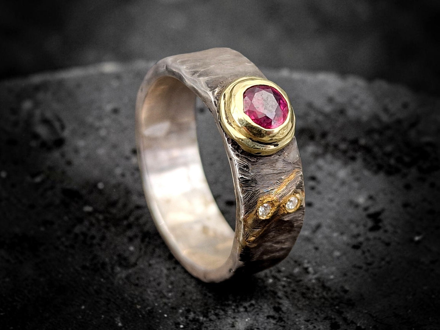 LeoLars-PABE Rubin Design Ring, Gr.55-56, aus 925er Silber mit Goldfassung und zwei Diamanten, teilgeschwärzt, Unikat, Handarbeit