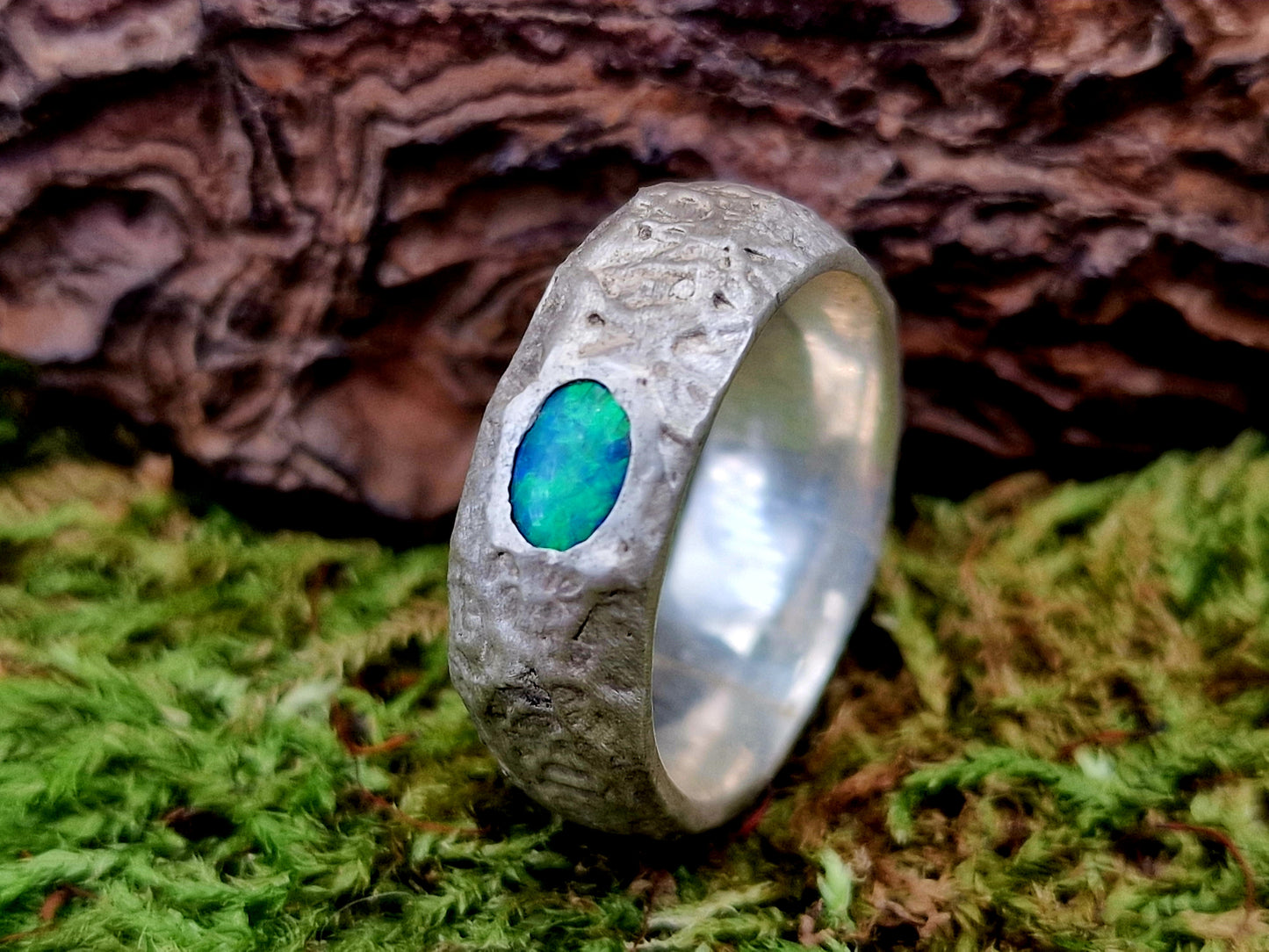 LeoLars-PABE Structure Design Lightning Ridge Opal Ring, Gr. 55-56 (17,7), aus 925er Silber, mit brilliantem grünen Opalfeuer, Ring mit angeschmolzener Oberflächen Struktur, Unikat, Handarbeit