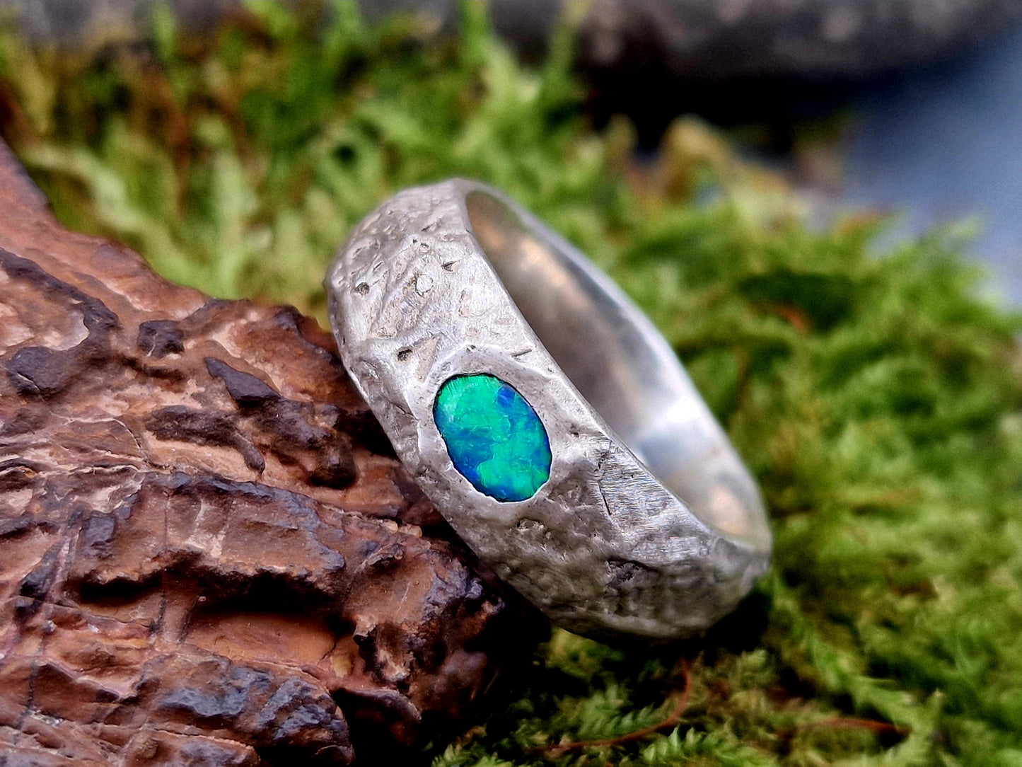 LeoLars-PABE Structure Design Lightning Ridge Opal Ring, Gr. 55-56 (17,7), aus 925er Silber, mit brilliantem grünen Opalfeuer, Ring mit angeschmolzener Oberflächen Struktur, Unikat, Handarbeit