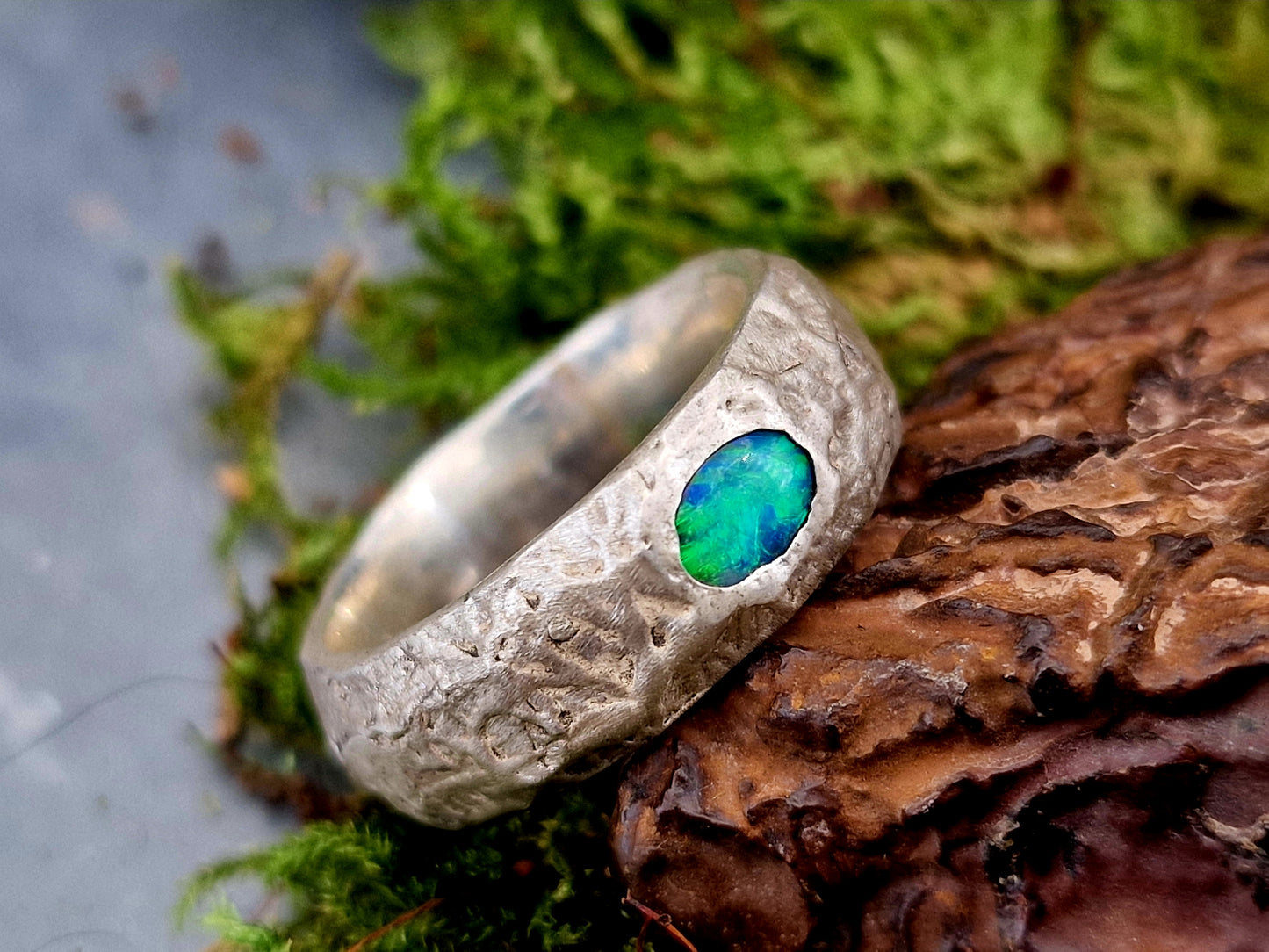 LeoLars-PABE Structure Design Lightning Ridge Opal Ring, Gr. 55-56 (17,7), aus 925er Silber, mit brilliantem grünen Opalfeuer, Ring mit angeschmolzener Oberflächen Struktur, Unikat, Handarbeit