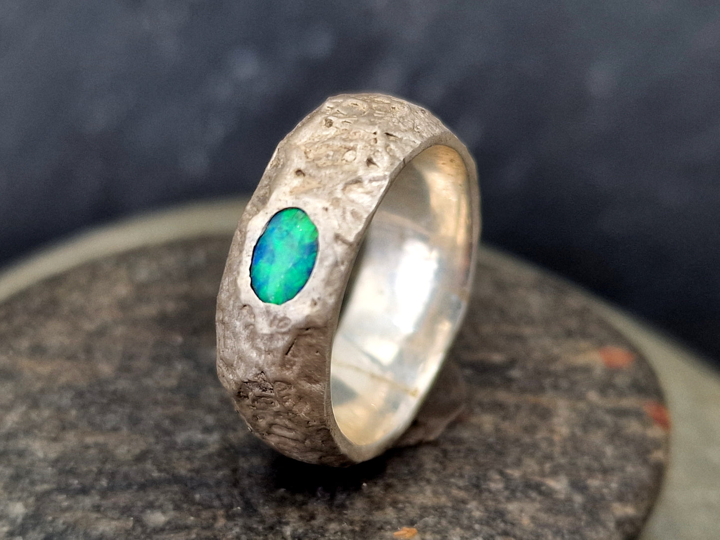 LeoLars-PABE Structure Design Lightning Ridge Opal Ring, Gr. 55-56 (17,7), aus 925er Silber, mit brilliantem grünen Opalfeuer, Ring mit angeschmolzener Oberflächen Struktur, Unikat, Handarbeit