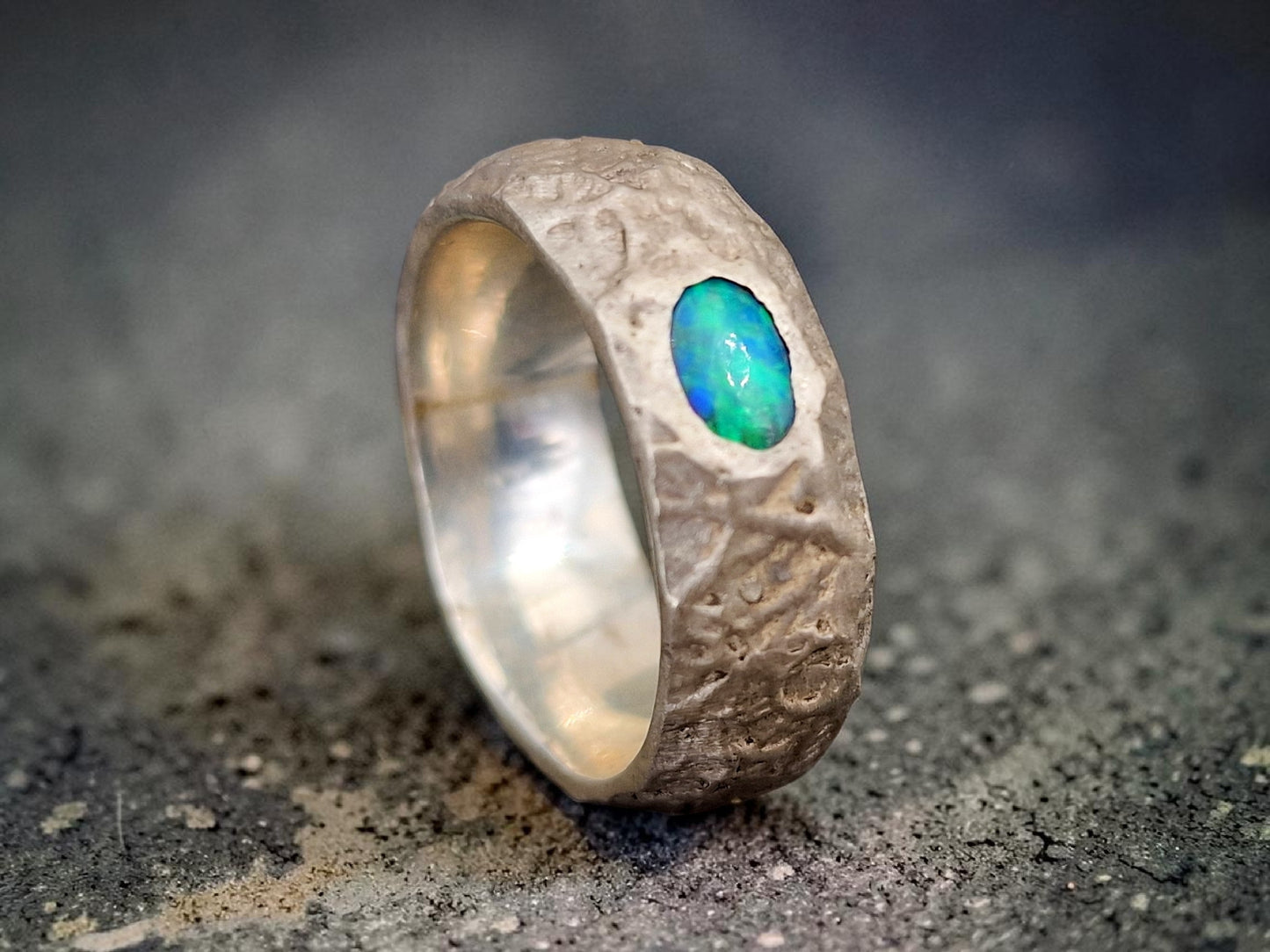 LeoLars-PABE Structure Design Lightning Ridge Opal Ring, Gr. 55-56 (17,7), aus 925er Silber, mit brilliantem grünen Opalfeuer, Ring mit angeschmolzener Oberflächen Struktur, Unikat, Handarbeit