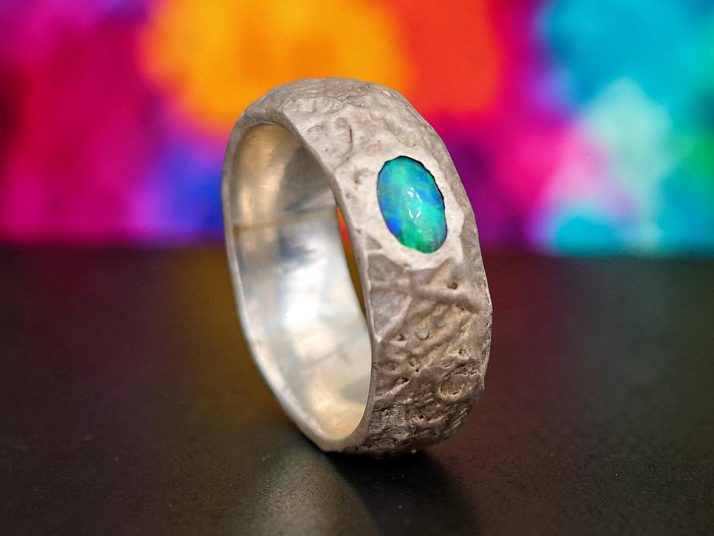 LeoLars-PABE Structure Design Lightning Ridge Opal Ring, Gr. 55-56 (17,7), aus 925er Silber, mit brilliantem grünen Opalfeuer, Ring mit angeschmolzener Oberflächen Struktur, Unikat, Handarbeit