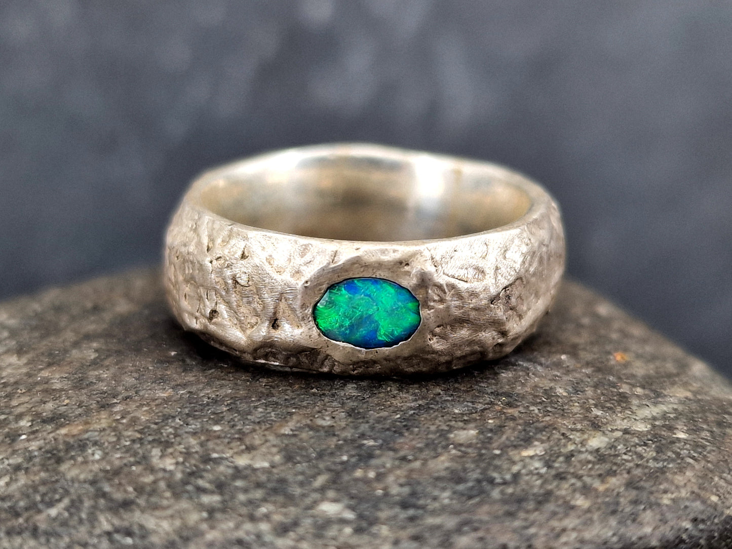LeoLars-PABE Structure Design Lightning Ridge Opal Ring, Gr. 55-56 (17,7), aus 925er Silber, mit brilliantem grünen Opalfeuer, Ring mit angeschmolzener Oberflächen Struktur, Unikat, Handarbeit
