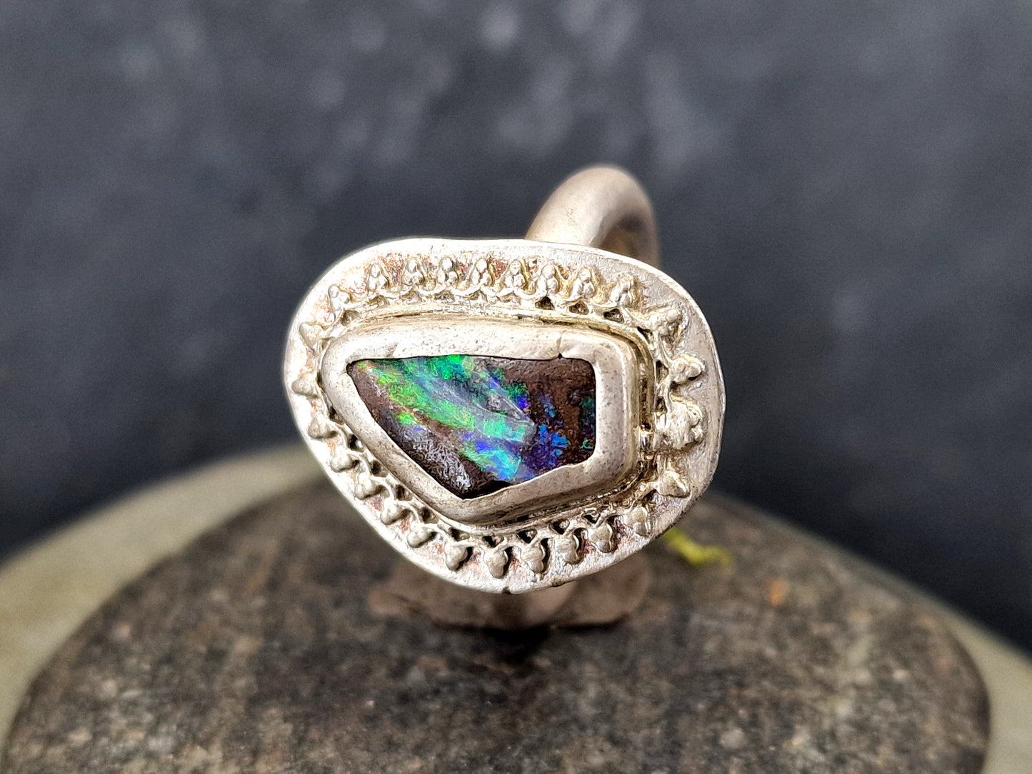 LeoLars-PABE Boulder Opal Design Ring aus 925er Silber, Gr. 56, Rahmen um die Fassung, Unikat, Handarbeit
