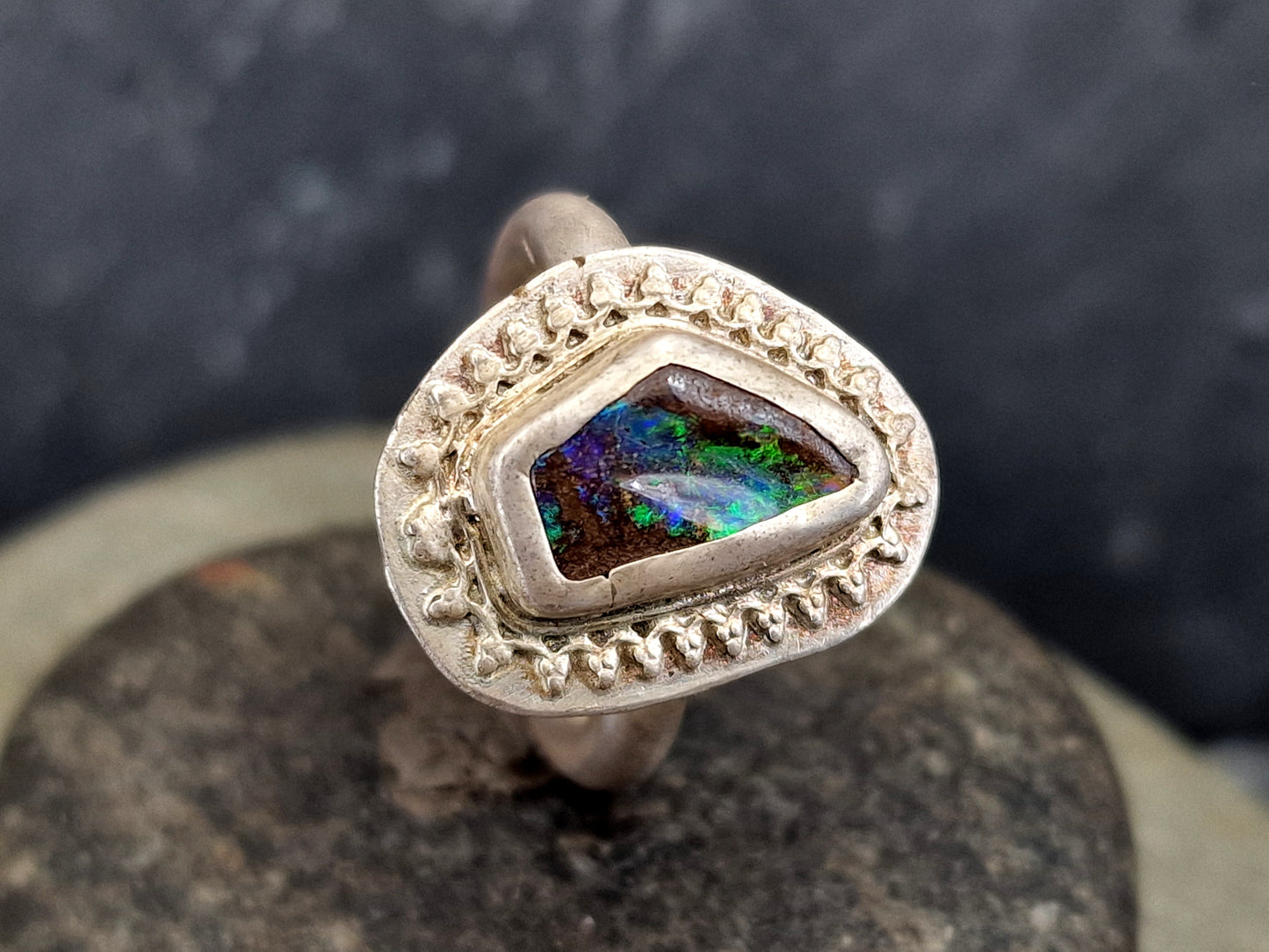 LeoLars-PABE Boulder Opal Design Ring aus 925er Silber, Gr. 56, Rahmen um die Fassung, Unikat, Handarbeit