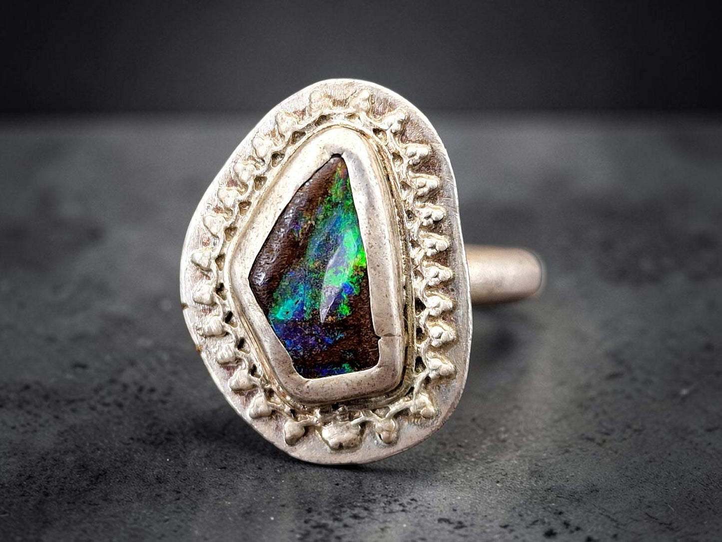LeoLars-PABE Boulder Opal Design Ring aus 925er Silber, Gr. 56, Rahmen um die Fassung, Unikat, Handarbeit