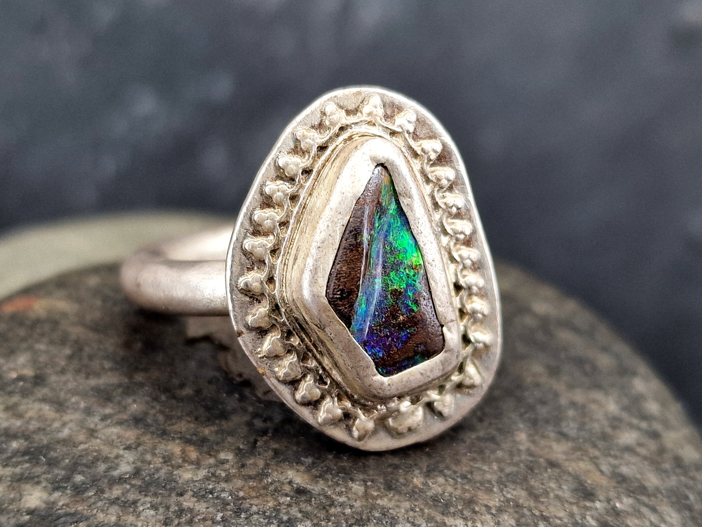 LeoLars-PABE Boulder Opal Design Ring aus 925er Silber, Gr. 56, Rahmen um die Fassung, Unikat, Handarbeit