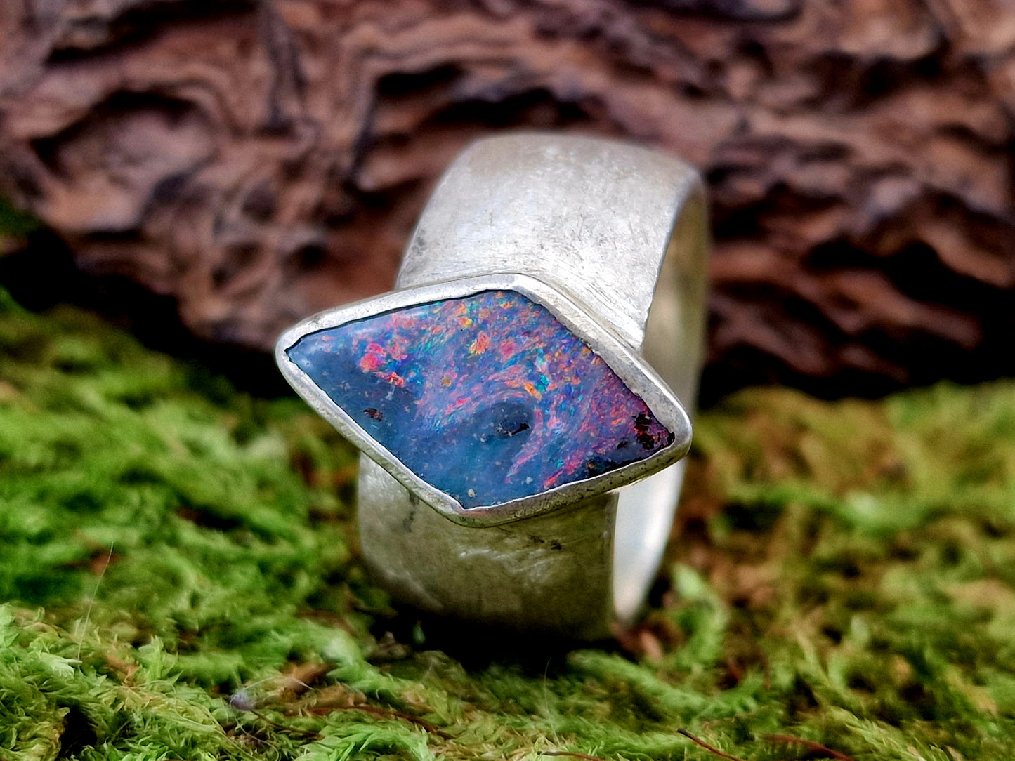 LeoLars-PABE Boulder Opal Design Ring aus 925er Silber, mit brillianter Multicolor Chrystal Opalschicht und Opalfeuer, Seidenmatt, Unikat, Handarbeit, Gr. 54 (17,2)