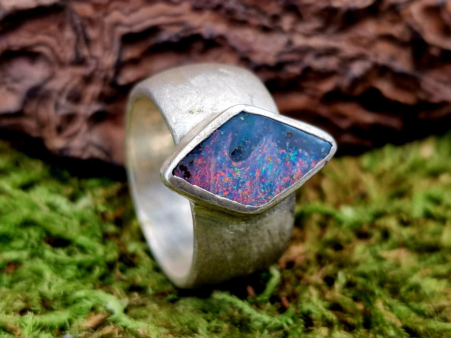 LeoLars-PABE Boulder Opal Design Ring aus 925er Silber, mit brillianter Multicolor Chrystal Opalschicht und Opalfeuer, Seidenmatt, Unikat, Handarbeit, Gr. 54 (17,2)