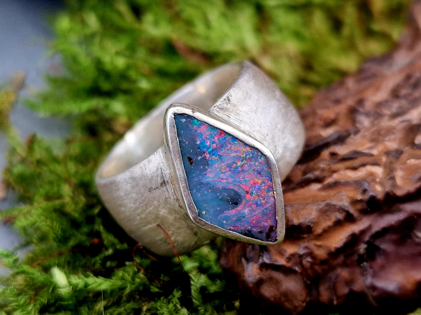 LeoLars-PABE Boulder Opal Design Ring aus 925er Silber, mit brillianter Multicolor Chrystal Opalschicht und Opalfeuer, Seidenmatt, Unikat, Handarbeit, Gr. 54 (17,2)