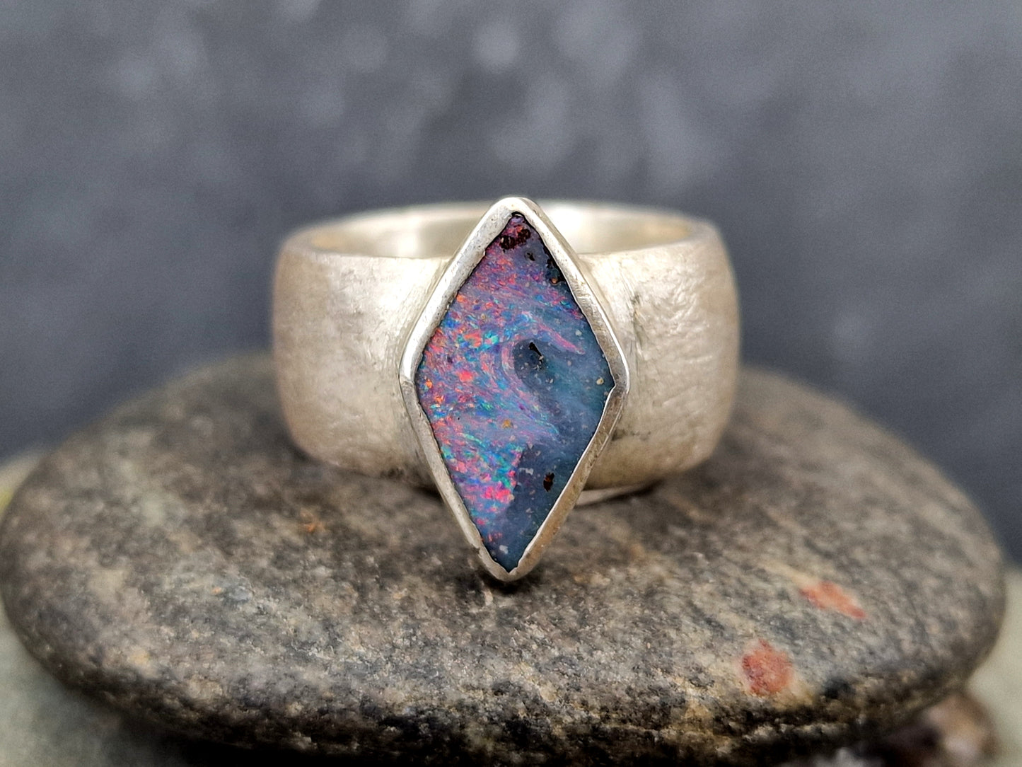 LeoLars-PABE Boulder Opal Design Ring aus 925er Silber, mit brillianter Multicolor Chrystal Opalschicht und Opalfeuer, Seidenmatt, Unikat, Handarbeit, Gr. 54 (17,2)