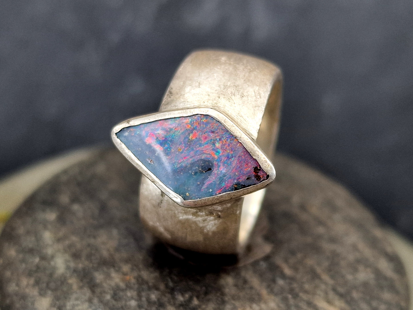 LeoLars-PABE Boulder Opal Design Ring aus 925er Silber, mit brillianter Multicolor Chrystal Opalschicht und Opalfeuer, Seidenmatt, Unikat, Handarbeit, Gr. 54 (17,2)