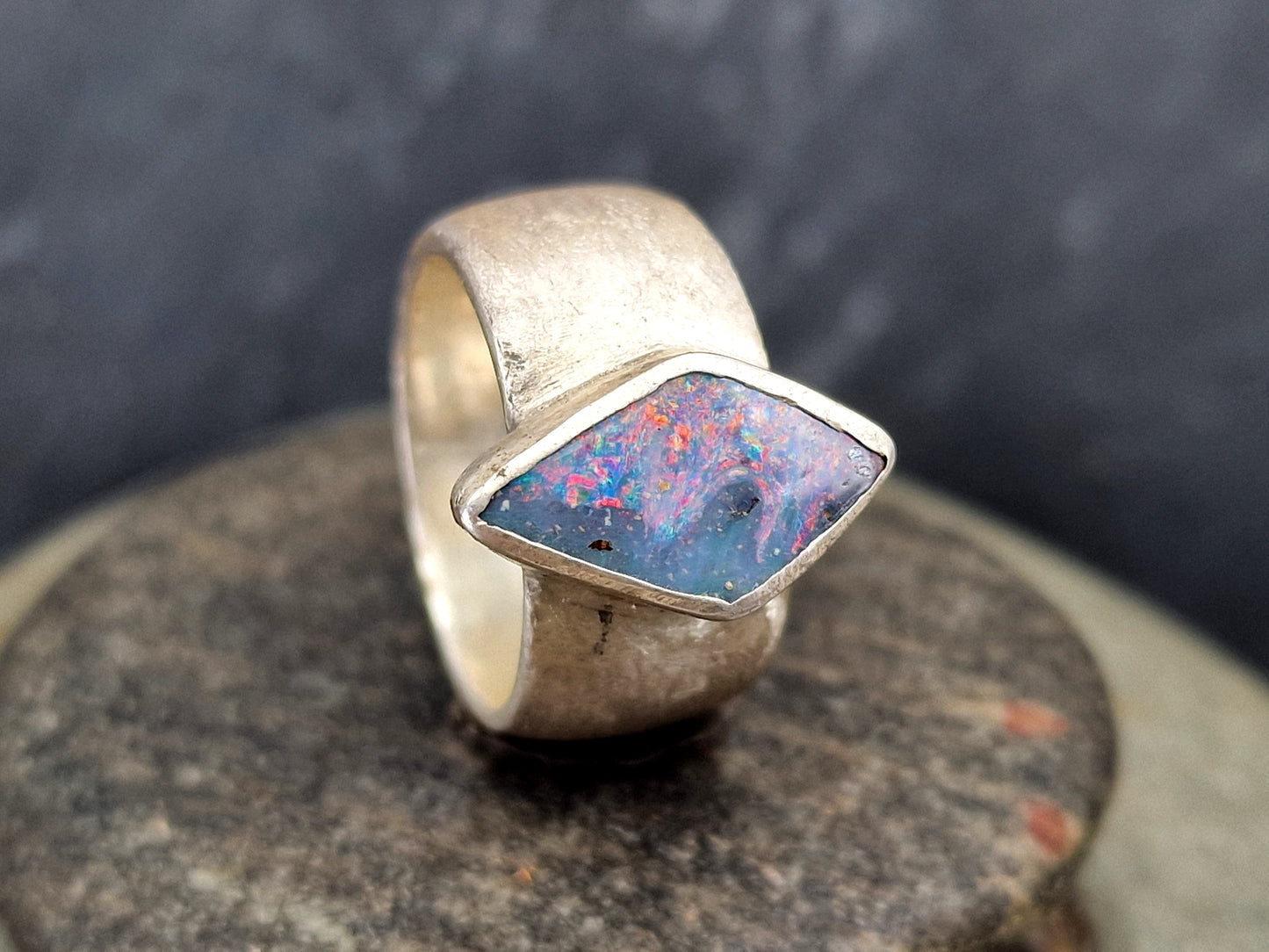 LeoLars-PABE Boulder Opal Design Ring aus 925er Silber, mit brillianter Multicolor Chrystal Opalschicht und Opalfeuer, Seidenmatt, Unikat, Handarbeit, Gr. 54 (17,2)