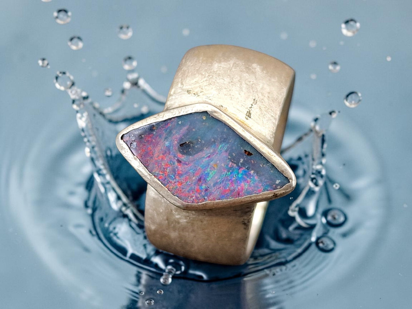 LeoLars-PABE Boulder Opal Design Ring aus 925er Silber, mit brillianter Multicolor Chrystal Opalschicht und Opalfeuer, Seidenmatt, Unikat, Handarbeit, Gr. 54 (17,2)