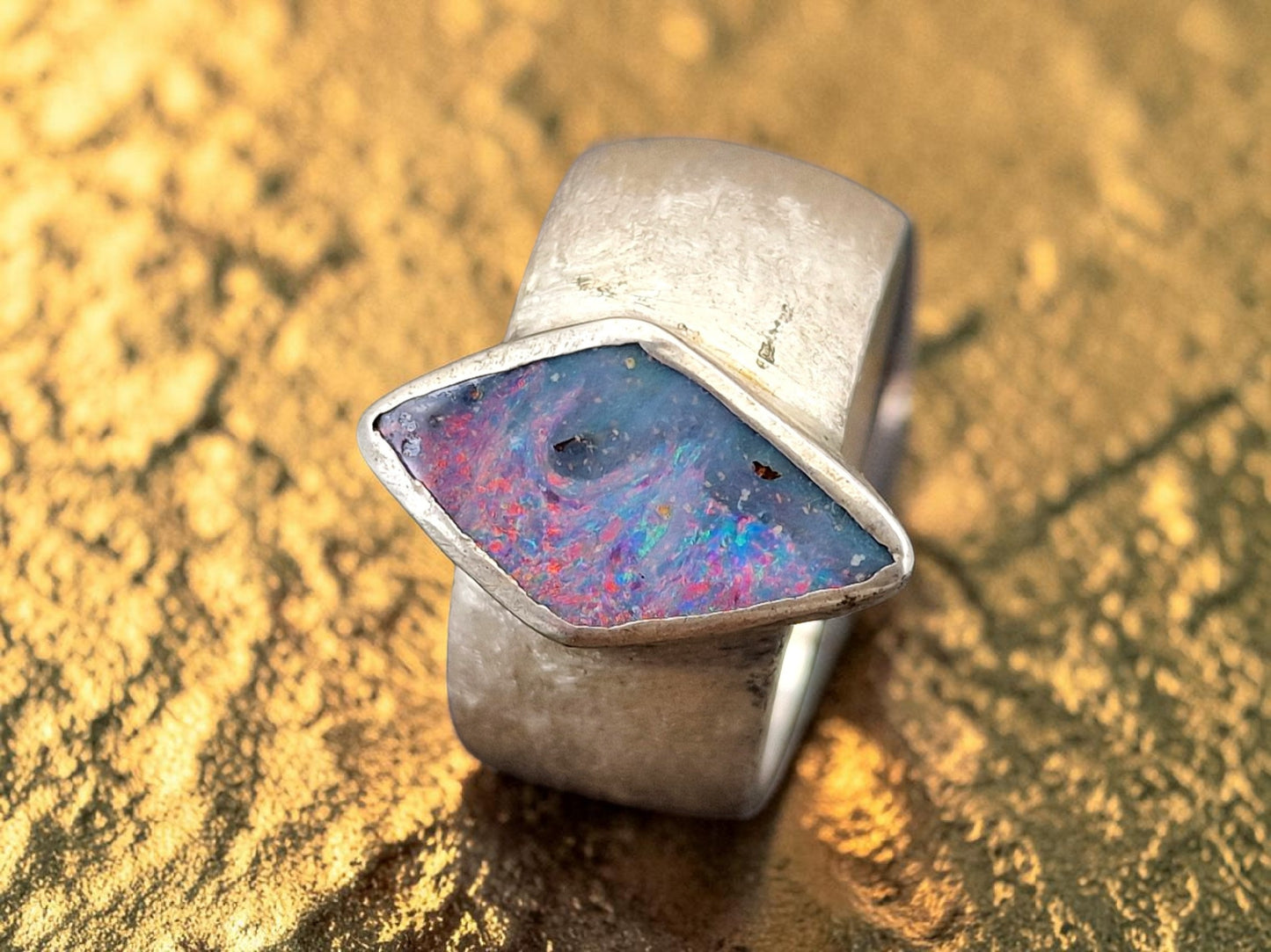 LeoLars-PABE Boulder Opal Design Ring aus 925er Silber, mit brillianter Multicolor Chrystal Opalschicht und Opalfeuer, Seidenmatt, Unikat, Handarbeit, Gr. 54 (17,2)