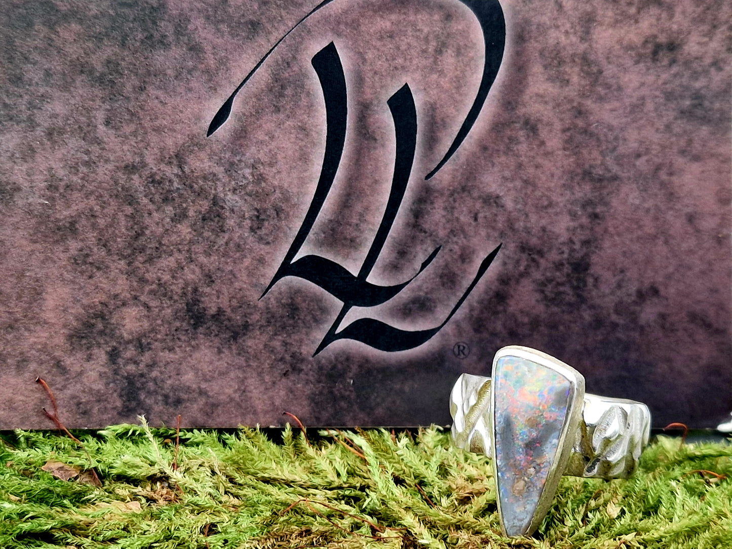 LeoLars-PABE Boulder Opal Design Ring aus 925er Silber, grobe Design Ring Struktur, massiv, Opal mit grauer gemeiner Opalschicht mit tollem mehrfarbigen Opalfeuer, Größe: 54 (17,2), Unikat Handarbeit