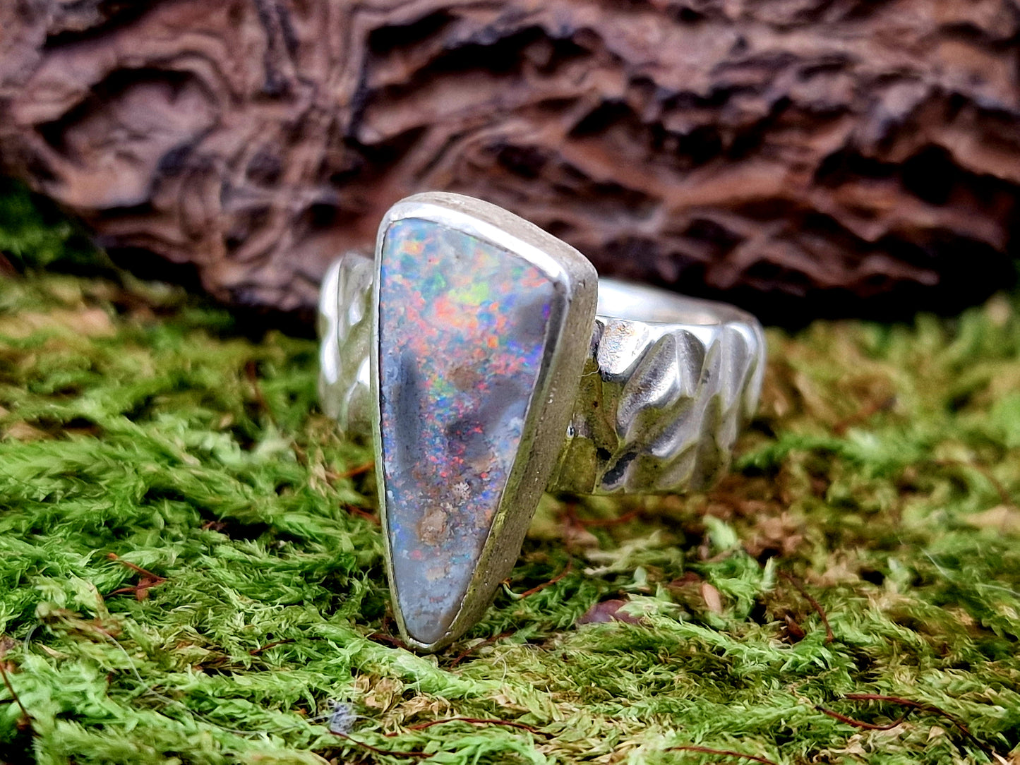 LeoLars-PABE Boulder Opal Design Ring aus 925er Silber, grobe Design Ring Struktur, massiv, Opal mit grauer gemeiner Opalschicht mit tollem mehrfarbigen Opalfeuer, Größe: 54 (17,2), Unikat Handarbeit