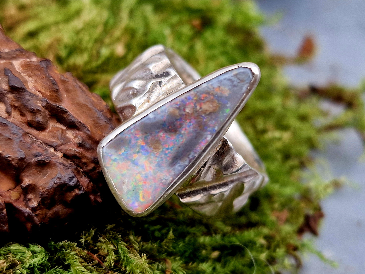 LeoLars-PABE Boulder Opal Design Ring aus 925er Silber, grobe Design Ring Struktur, massiv, Opal mit grauer gemeiner Opalschicht mit tollem mehrfarbigen Opalfeuer, Größe: 54 (17,2), Unikat Handarbeit