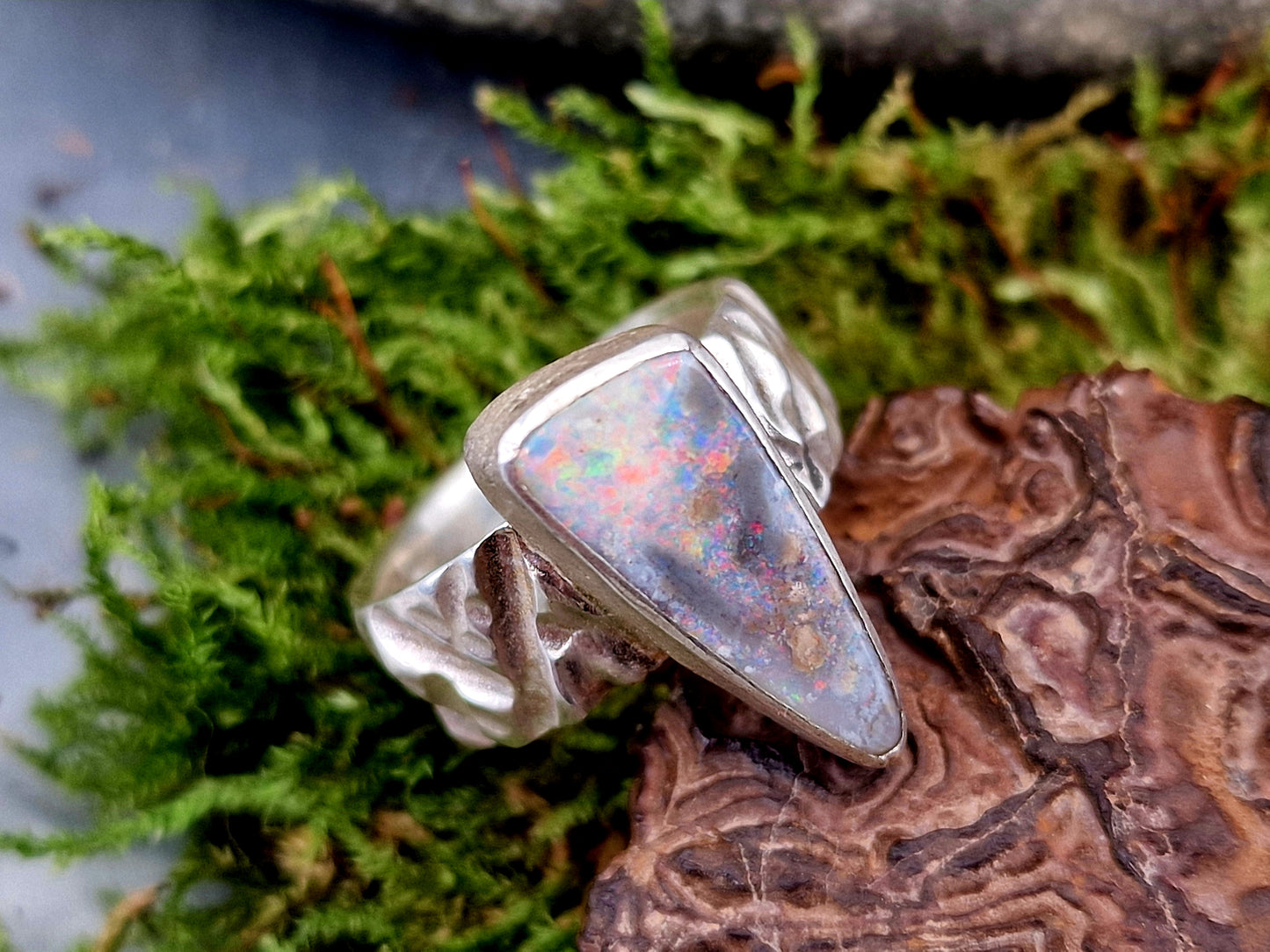 LeoLars-PABE Boulder Opal Design Ring aus 925er Silber, grobe Design Ring Struktur, massiv, Opal mit grauer gemeiner Opalschicht mit tollem mehrfarbigen Opalfeuer, Größe: 54 (17,2), Unikat Handarbeit