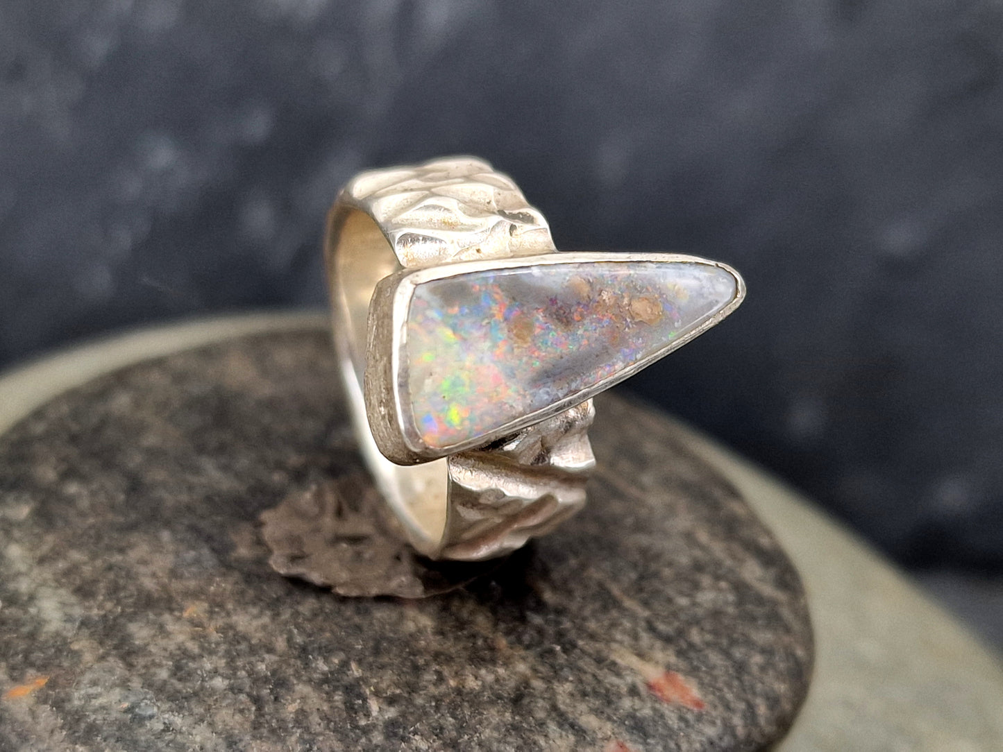 LeoLars-PABE Boulder Opal Design Ring aus 925er Silber, grobe Design Ring Struktur, massiv, Opal mit grauer gemeiner Opalschicht mit tollem mehrfarbigen Opalfeuer, Größe: 54 (17,2), Unikat Handarbeit