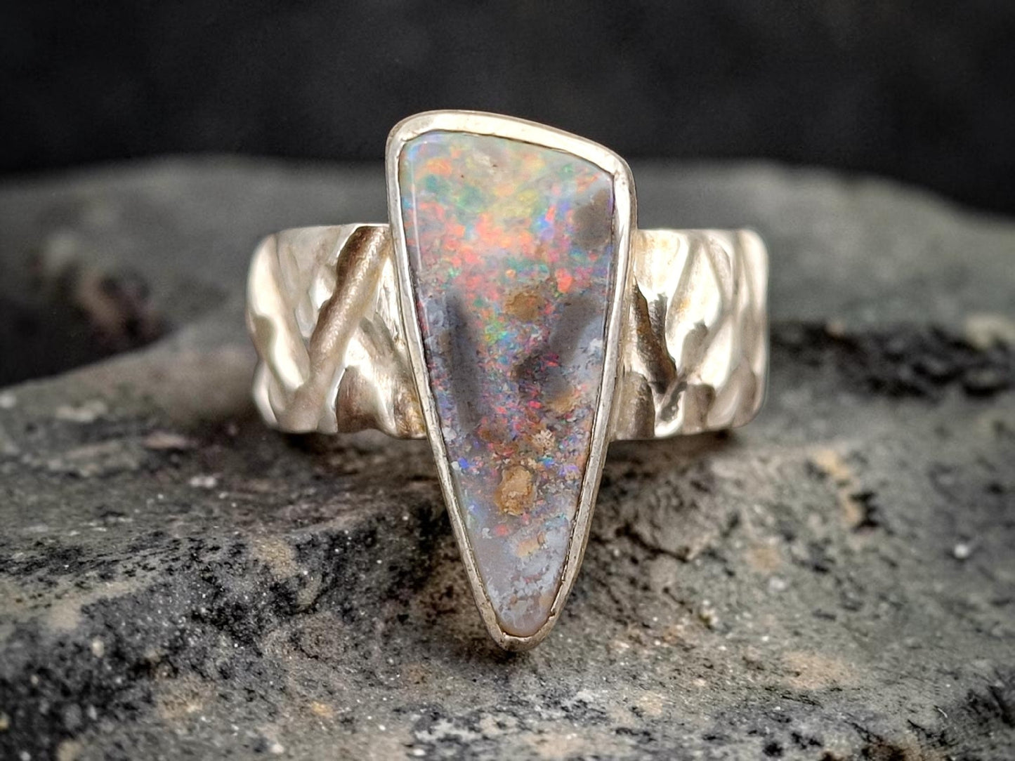 LeoLars-PABE Boulder Opal Design Ring aus 925er Silber, grobe Design Ring Struktur, massiv, Opal mit grauer gemeiner Opalschicht mit tollem mehrfarbigen Opalfeuer, Größe: 54 (17,2), Unikat Handarbeit