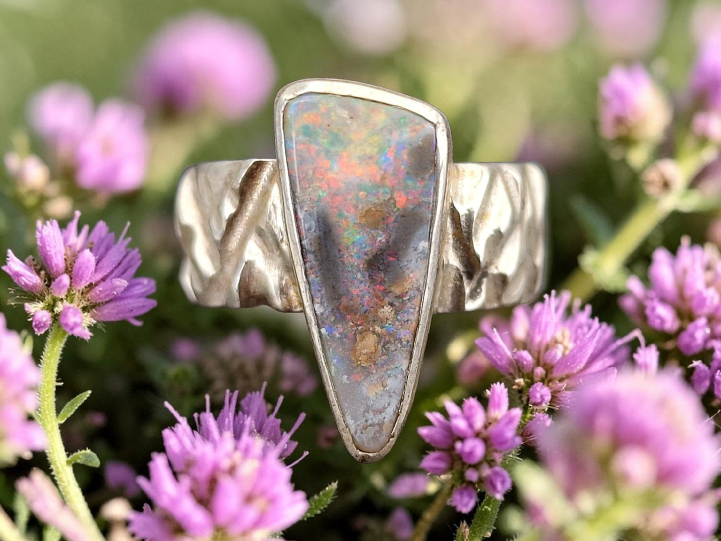 LeoLars-PABE Boulder Opal Design Ring aus 925er Silber, grobe Design Ring Struktur, massiv, Opal mit grauer gemeiner Opalschicht mit tollem mehrfarbigen Opalfeuer, Größe: 54 (17,2), Unikat Handarbeit