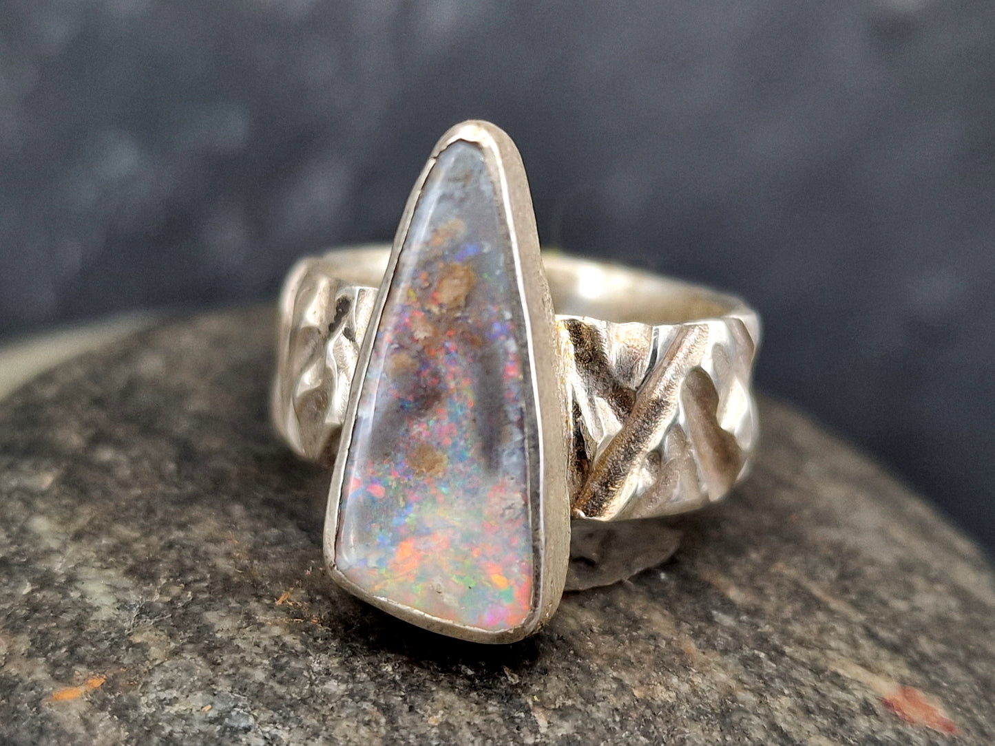 LeoLars-PABE Boulder Opal Design Ring aus 925er Silber, grobe Design Ring Struktur, massiv, Opal mit grauer gemeiner Opalschicht mit tollem mehrfarbigen Opalfeuer, Größe: 54 (17,2), Unikat Handarbeit