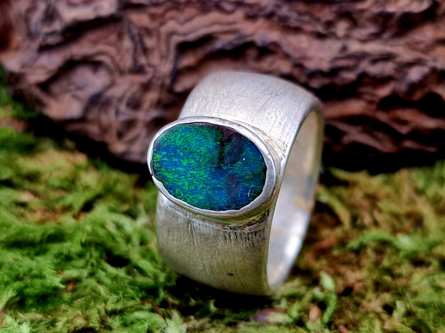 LeoLars-PABE Massiver Design Boulder Opal Ring aus 925er Silber, fein schraffierte Oberfläche, Opal-grünes Opalfeuer Pinfire, Größe: 56 (18), Unikat, Handarbeit