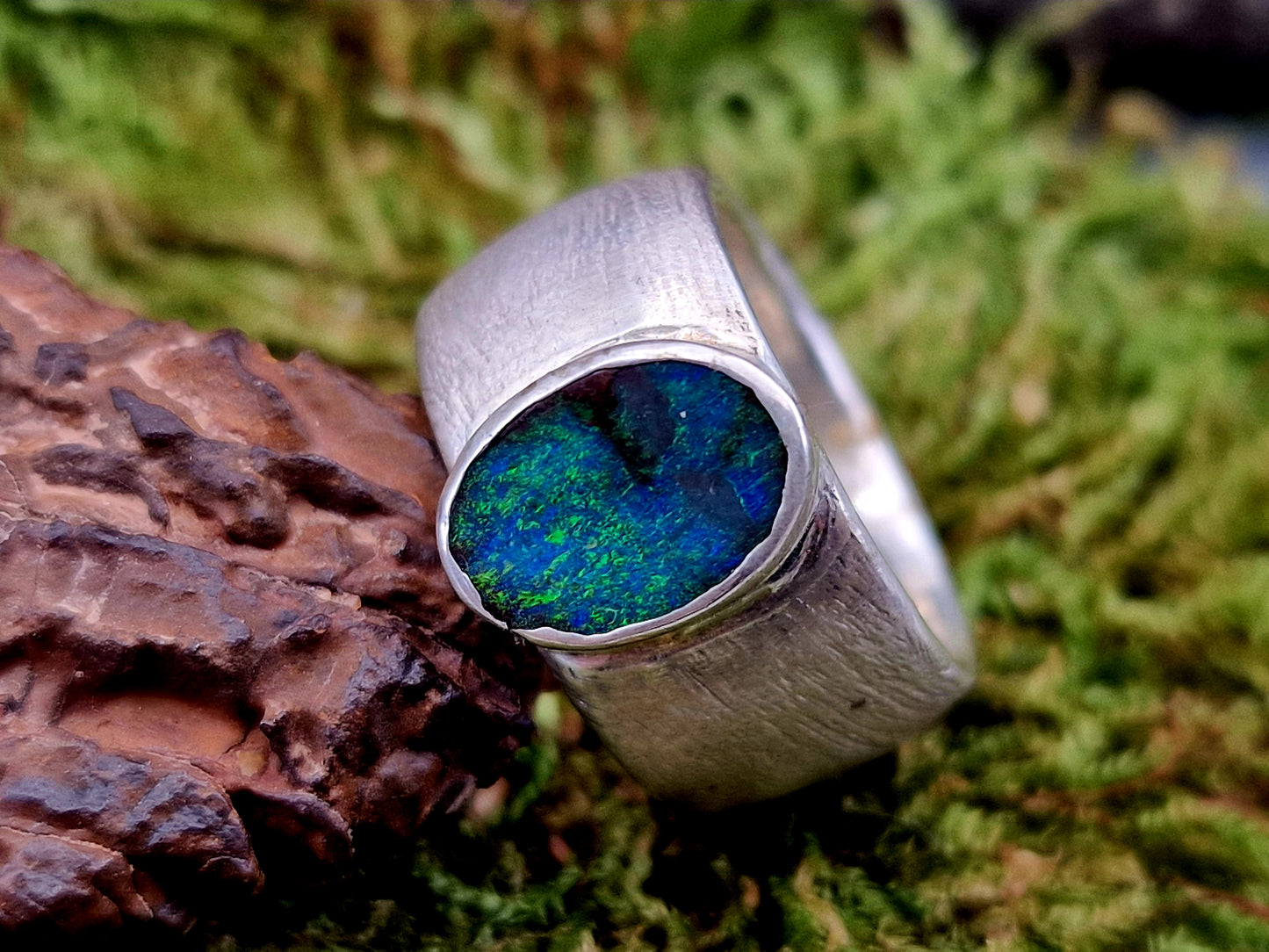 LeoLars-PABE Massiver Design Boulder Opal Ring aus 925er Silber, fein schraffierte Oberfläche, Opal-grünes Opalfeuer Pinfire, Größe: 56 (18), Unikat, Handarbeit