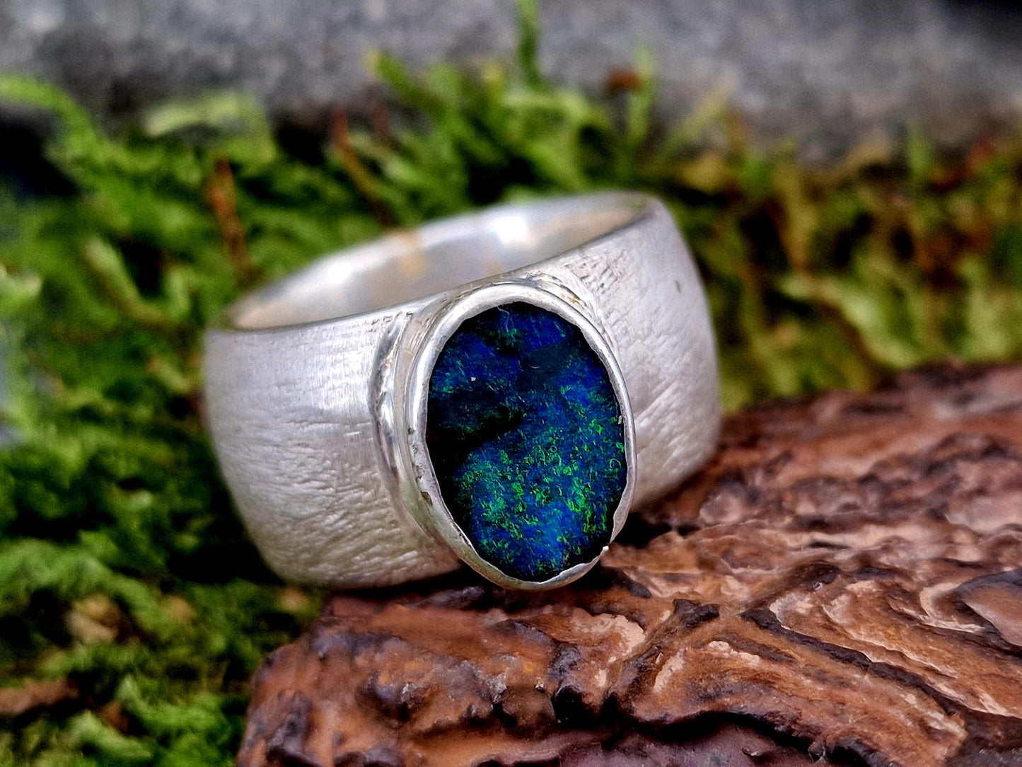 LeoLars-PABE Massiver Design Boulder Opal Ring aus 925er Silber, fein schraffierte Oberfläche, Opal-grünes Opalfeuer Pinfire, Größe: 56 (18), Unikat, Handarbeit