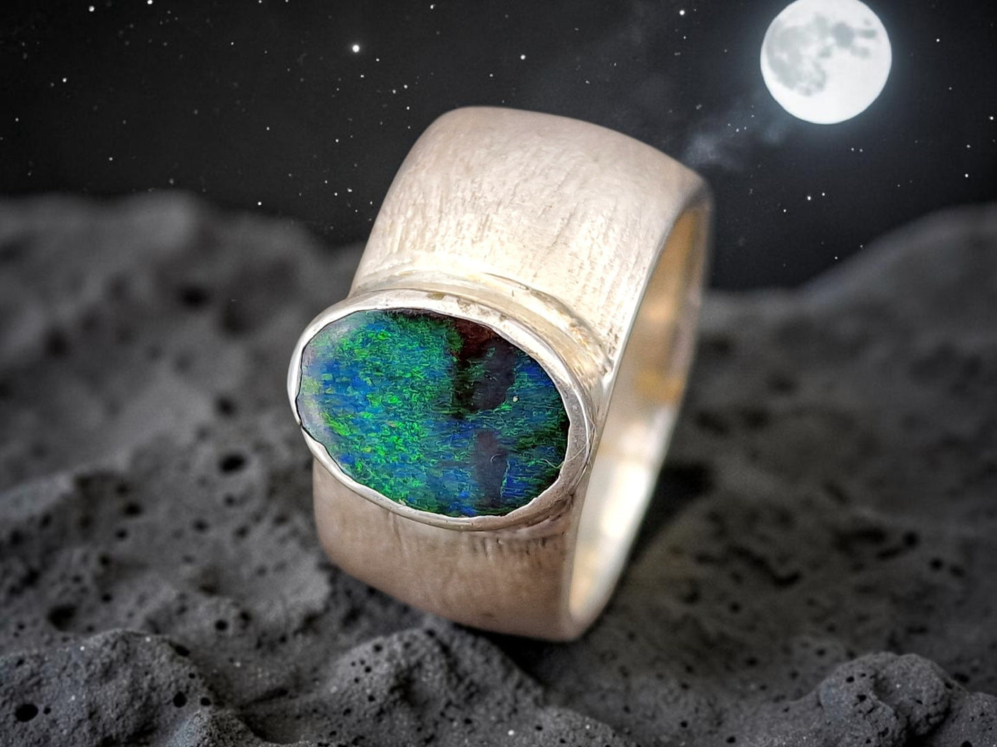 LeoLars-PABE Massiver Design Boulder Opal Ring aus 925er Silber, fein schraffierte Oberfläche, Opal-grünes Opalfeuer Pinfire, Größe: 56 (18), Unikat, Handarbeit