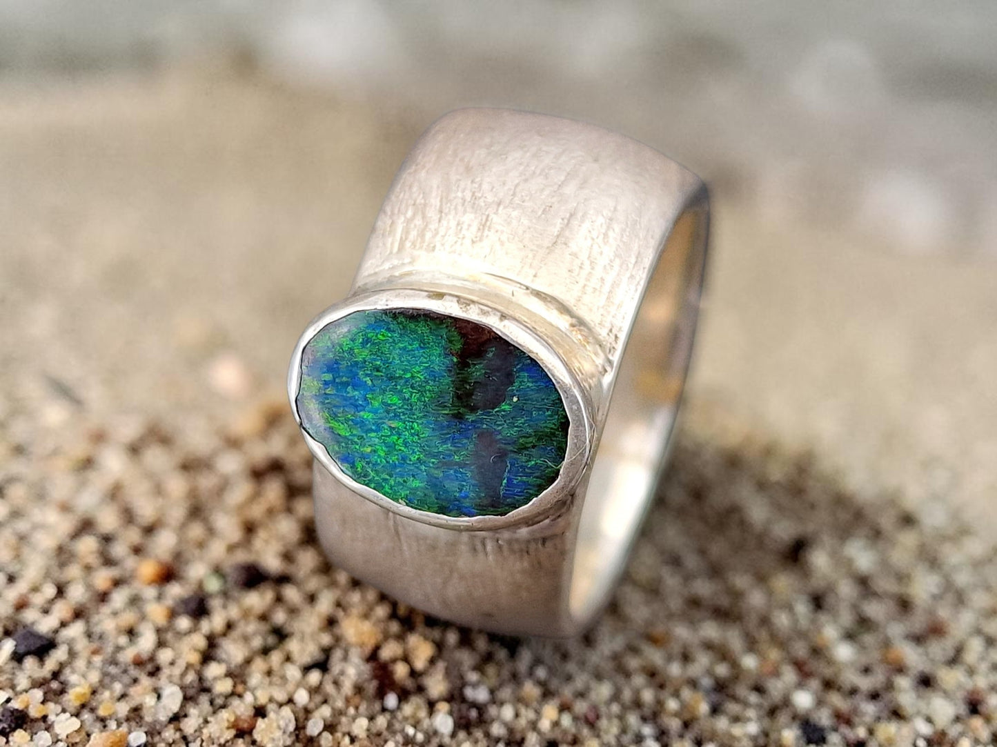 LeoLars-PABE Massiver Design Boulder Opal Ring aus 925er Silber, fein schraffierte Oberfläche, Opal-grünes Opalfeuer Pinfire, Größe: 56 (18), Unikat, Handarbeit