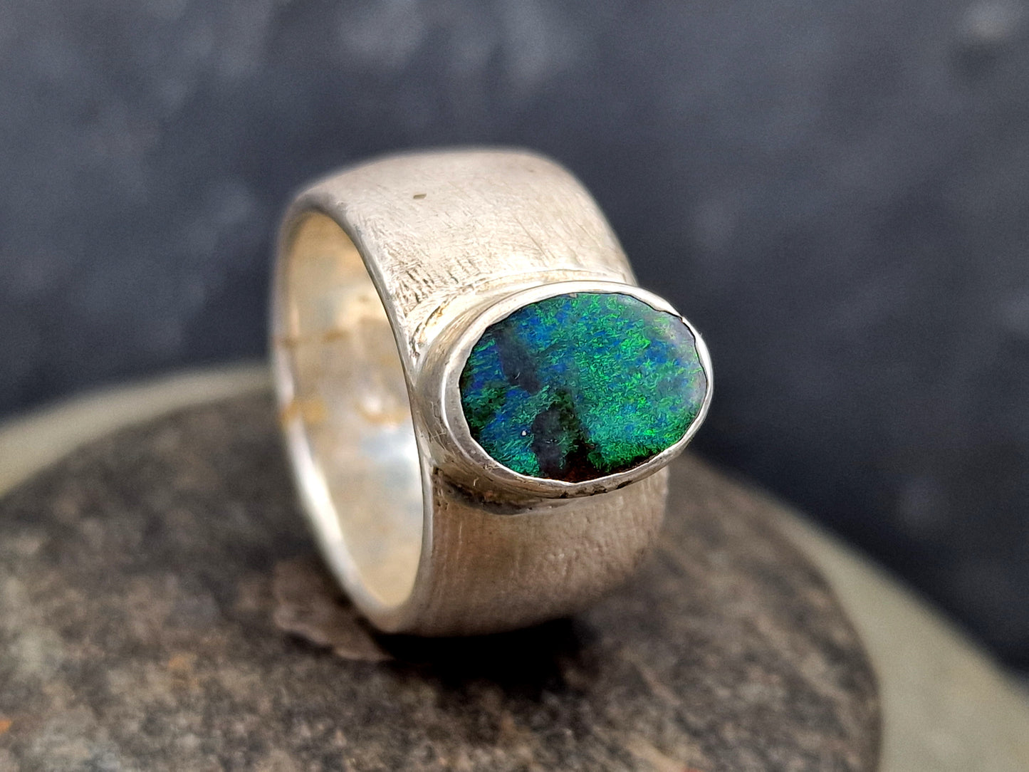 LeoLars-PABE Massiver Design Boulder Opal Ring aus 925er Silber, fein schraffierte Oberfläche, Opal-grünes Opalfeuer Pinfire, Größe: 56 (18), Unikat, Handarbeit