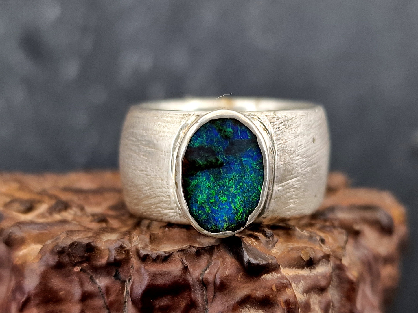 LeoLars-PABE Massiver Design Boulder Opal Ring aus 925er Silber, fein schraffierte Oberfläche, Opal-grünes Opalfeuer Pinfire, Größe: 56 (18), Unikat, Handarbeit