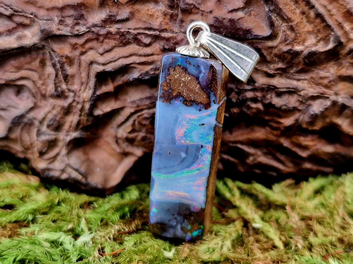 LeoLars-PABE Boulder Opal Picture Stone Anhänger mit 925er Silber Stiftöse, Nebel mit mehrfarbigem pastellfarbenem Opalfeuer, Anhängermaße: 26,2mm x 7,9mm x 5,1mm, Unikat, Handgeschliffen