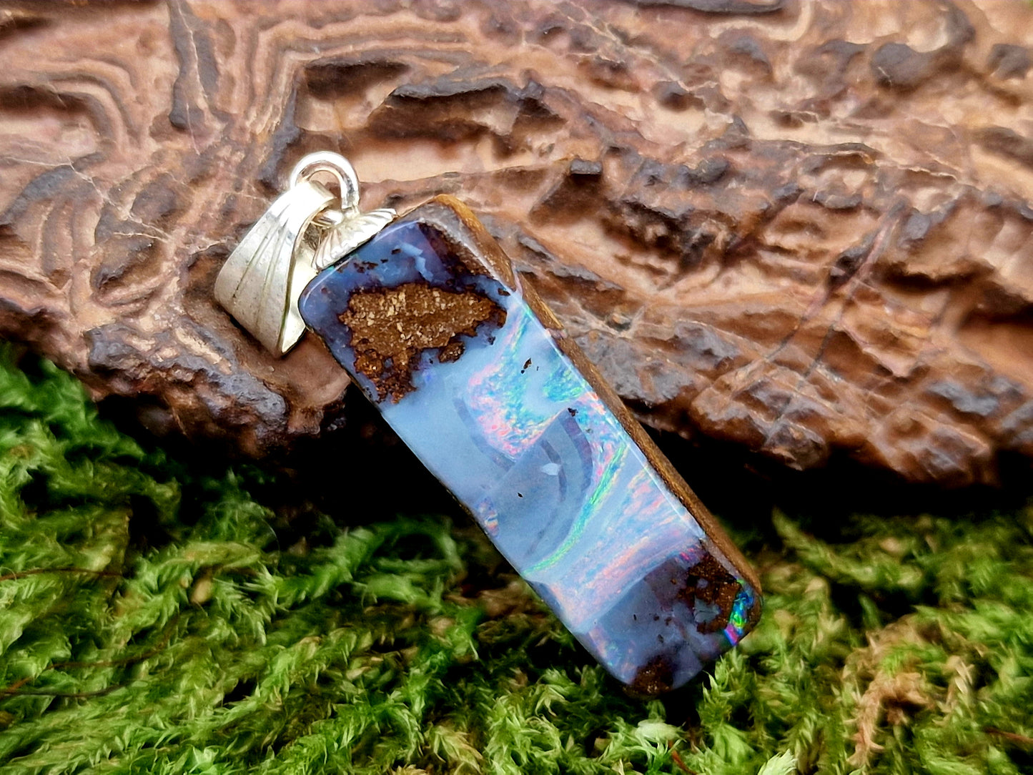 LeoLars-PABE Boulder Opal Picture Stone Anhänger mit 925er Silber Stiftöse, Nebel mit mehrfarbigem pastellfarbenem Opalfeuer, Anhängermaße: 26,2mm x 7,9mm x 5,1mm, Unikat, Handgeschliffen