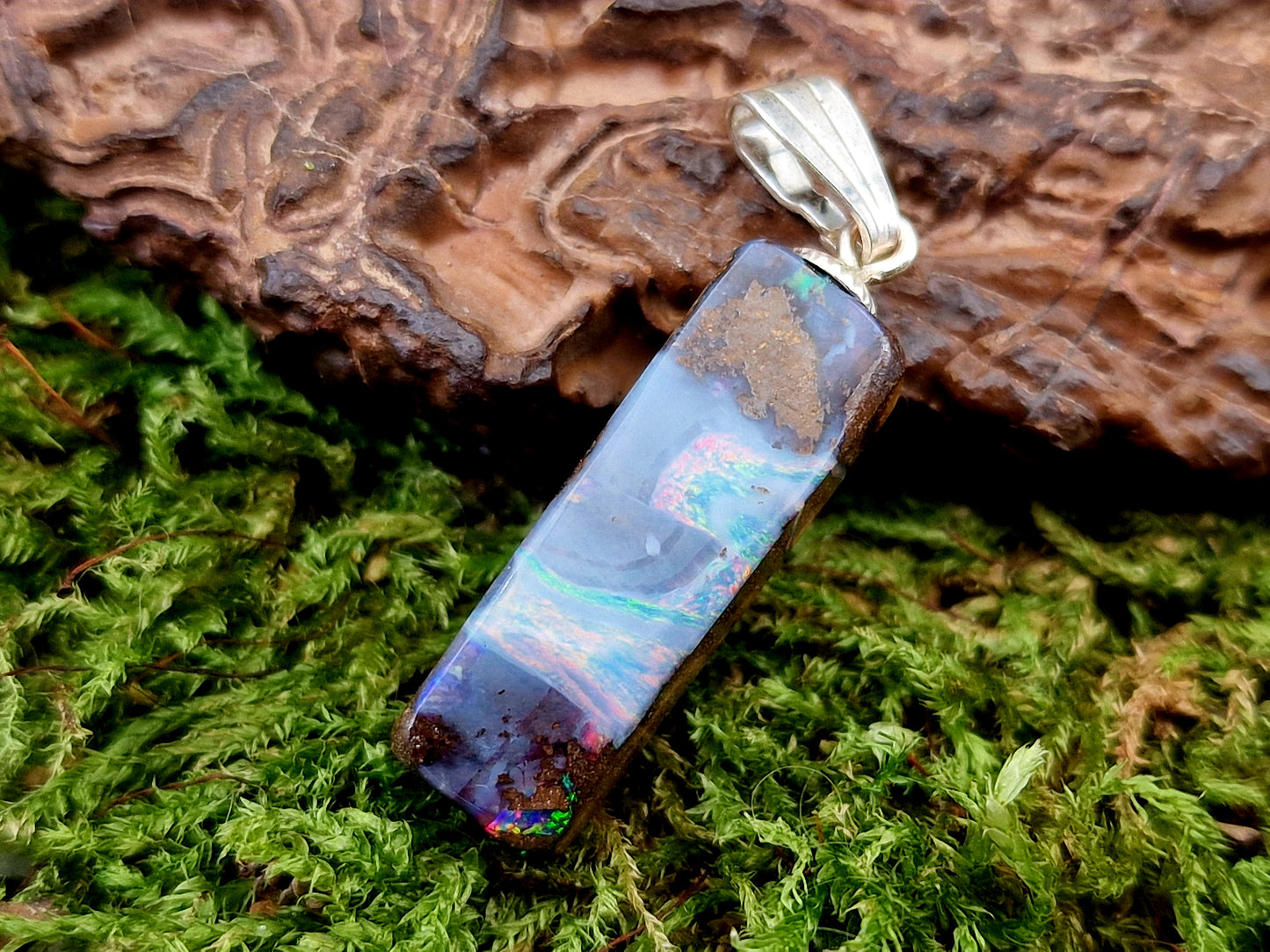LeoLars-PABE Boulder Opal Picture Stone Anhänger mit 925er Silber Stiftöse, Nebel mit mehrfarbigem pastellfarbenem Opalfeuer, Anhängermaße: 26,2mm x 7,9mm x 5,1mm, Unikat, Handgeschliffen